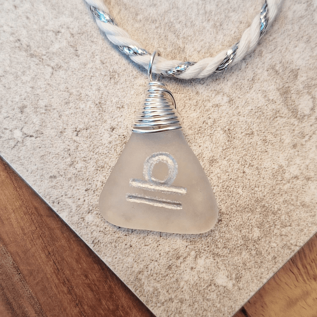 Astro Balance - pendentif en verre gravé et argent