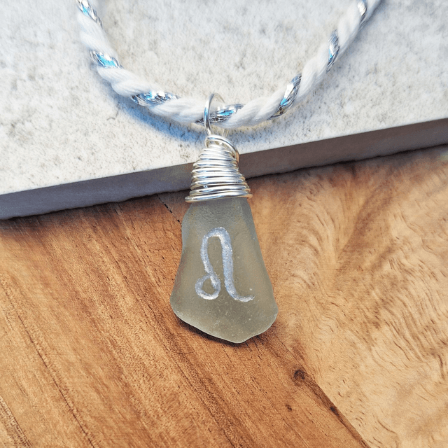 Astro Lion - pendentif en verre gravé et argent