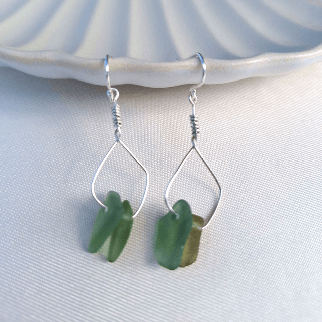 Rivage vert olive - boucles en argent et verre marin