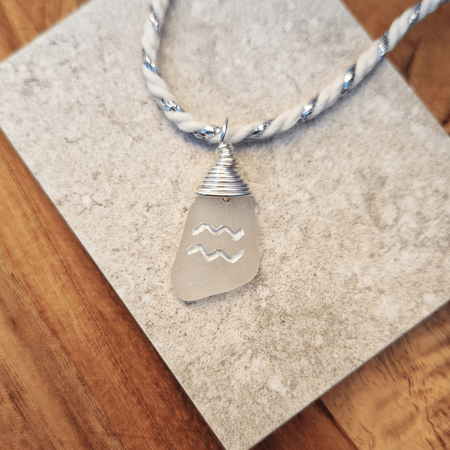 Astro Verseau - pendentif en verre gravé et argent