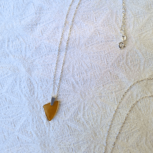 Île Orange clair - collier en argent et verre marin