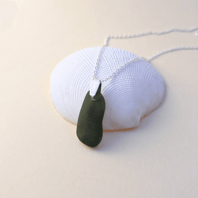 Île Vert kaki - collier en argent et verre marin